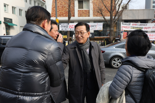 지난 1월14일 윤석열 대통령의 탄핵심판 첫 변론기일이 열린 서울 종로구 헌법재판소 앞에서 윤 대통령 측 석동현 변호사가 지인과 인사를 나누고 있다.<연합뉴스 사진>